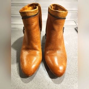 Miz Mooz zip up booties